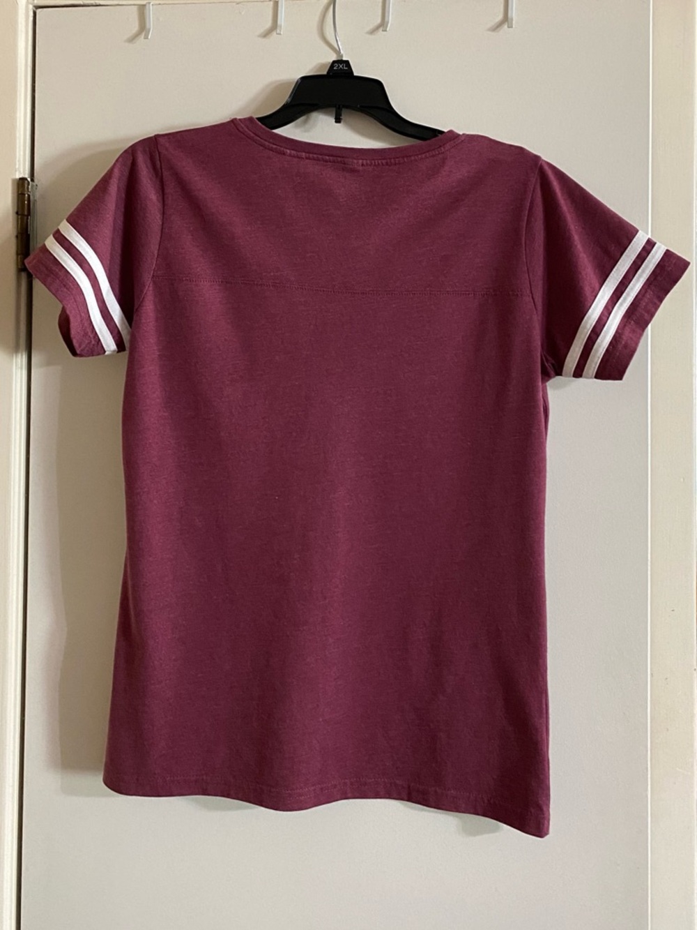Women's V-Neck Lincoln Graphic Tee in Burgundy - Picture 4 of 9